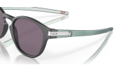 Päikeseprillid OAKLEY Latch Matte Carbon Prizm Grey